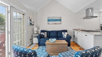 Casa de ciudad, varias camas, cocina, vista al jardín (Vineyard Sound Retreat) | Área de sala de estar | Televisión de pantalla plana de 42 pulgadas con canales digitales