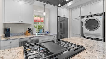 ํ์ดํ, ์นจ๋(์ฌ๋ฌ ๊ฐ), ์ฃผ๋ฐฉ, ์ ์ ์ ๋ง (Vineyard Sound Retreat) | ์ ์ฉ ์ฃผ๋ฐฉ | ๋์ฅ๊ณ , ์ ์๋ ์ธ์ง, ์ค๋ธ, ์ฟกํ