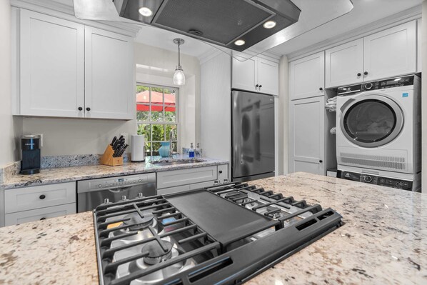 Townhome, Multiple Beds, Kitchen, Garden View (Vineyard Sound Retreat) | Private kitchen | Fridge, microwave, oven, stovetop