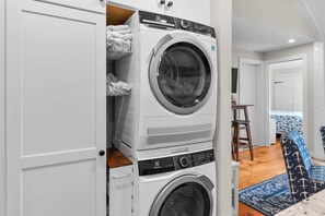 Townhome, Multiple Beds, Kitchen, Garden View (Vineyard Sound Retreat) | Interior