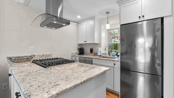 Stadtwohnung, Mehrere Betten, Küche, Gartenblick (Vineyard Sound Retreat) | Eigene Küche | Kühlschrank, Mikrowelle, Ofen, Herdplatte