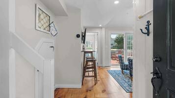 Pientalo, useita sänkyjä, keittiö, näköala puutarhaan (Vineyard Sound Retreat) | Sisätilat