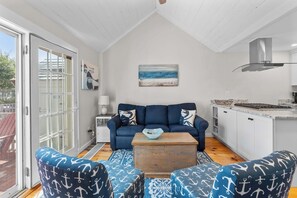 Pientalo, useita sänkyjä, keittiö, näköala puutarhaan (Vineyard Sound Retreat) | Oleskelualue | 42–tuumainen taulutelevisio, jossa digitaalikanavat