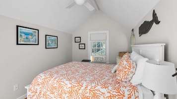 Casa de ciudad, varias camas, cocina, vista al jardín (Vineyard Sound Retreat) | 2 habitaciones, decoración personalizada y muebles diferentes