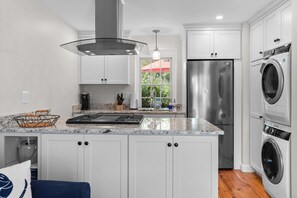 Pientalo, useita sänkyjä, keittiö, näköala puutarhaan (Vineyard Sound Retreat) | Yksityinen keittiö | Jääkaappi, mikroaaltouuni, uuni, liesi