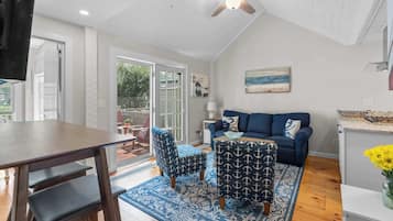 Stadtwohnung, Mehrere Betten, KĂŒche, Gartenblick (Vineyard Sound Retreat) | Wohnbereich | 42-Zoll-Flachbildfernseher mit Digitalempfang