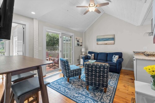 Vineyard Sound Retreat Sleeps 6!