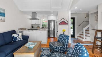 Stadtwohnung, Mehrere Betten, KĂŒche, Gartenblick (Vineyard Sound Retreat) | Wohnbereich | 42-Zoll-Flachbildfernseher mit Digitalempfang