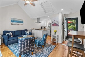 Casa geminada, várias camas, cozinha, vista para o jardim (Vineyard Sound Retreat) | Área de estar | TV de tela plana 42 polegadas com canais digitais