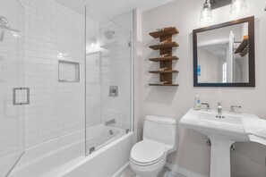 Resortwoning, Meerdere bedden, keuken, uitzicht op tuin (Vineyard Sound Retreat) | Badkamer | Een haardroger, handdoeken