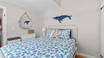 Stadtwohnung, Mehrere Betten, Küche, Gartenblick (Vineyard Sound Retreat) | 2 Schlafzimmer, individuell dekoriert, individuell eingerichtet