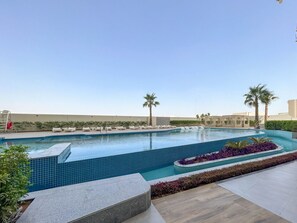 A heated pool - One bedroom in United Arab Emirates, Dubai (Dubai)