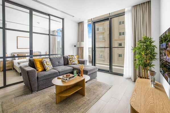 Smart TV - One bedroom in United Arab Emirates, Dubai (Dubai)