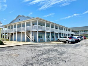 Exterior - Cozy studio with AC, WiFi, pool and is just steps from the beach! (Atlantic Beach)