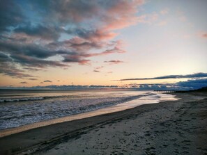 On the beach - Cozy studio with AC, WiFi, pool and is just steps from the beach! (Atlantic Beach)