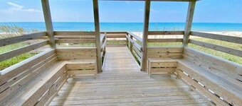 Cozy studio with AC, WiFi, pool and is just steps from the beach!