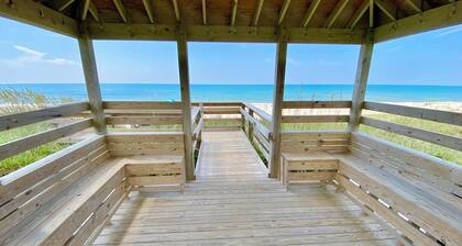 Cozy studio with AC, WiFi, pool and is just steps from the beach!