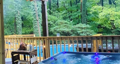 Cozy 4-bedroom cabin in 7 springs w/ hot tub for winter and pool in summer