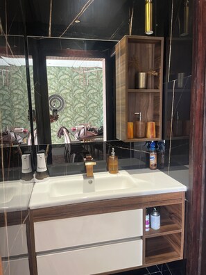 Dusche, Haartrockner, Bidet, Handtücher