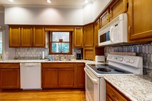 冷蔵庫、電子レンジ、オーブン、コンロ