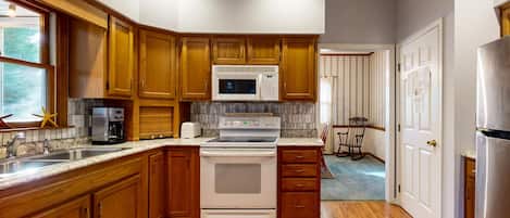 Jääkaappi, mikroaaltouuni, uuni, liesi