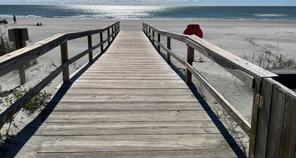 Charming 2-bedroom condo in delightful Pawleys Island with AC, WiFi.