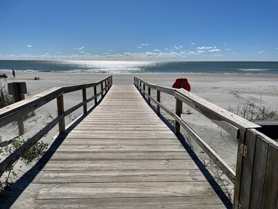 Charming 2-bedroom condo in delightful Pawleys Island with AC, WiFi.