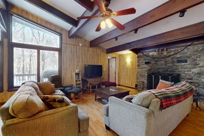 Televisión, chimenea, reproductor de DVD, futbolito