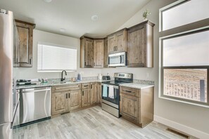 Geladeira, micro-ondas, cooktop, lava-louças