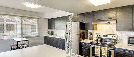Kühlschrank, Mikrowelle, Ofen, Herdplatte