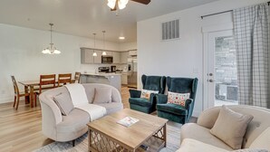 A modern living room with a ceiling fan, a dining area with wooden chairs, and a kitchen in the background. - 15 Mi to Sundance: Pet-Friendly Condo in Vineyard (Vineyard)