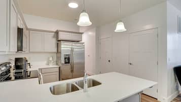 Fridge, microwave, stovetop, dishwasher