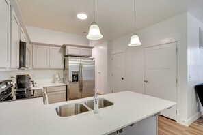 Refrigerador, microondas, placa de cocina, lavavajillas