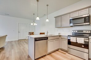 Fridge, microwave, stovetop, dishwasher - 15 Mi to Sundance: Pet-Friendly Condo in Vineyard (Vineyard)
