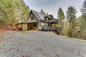 Exterior - Private Cabin w/ Forest Views & Grill in Lakehead! (Lakehead)