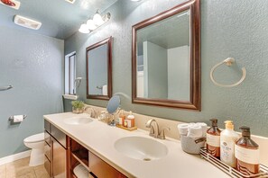 Hair dryer, towels - Private Cabin w/ Forest Views & Grill in Lakehead! (Lakehead)