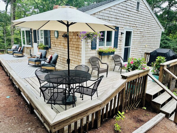 Outdoor dining - Renovated Vineyard Retreat (Tisbury)