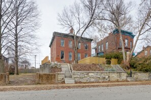 Exterior - Walkable Area: Spacious Apt in Dtwn St Louis (St. Louis)