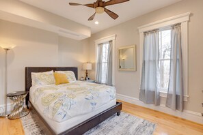 1 bedroom, desk, iron/ironing board, travel cot - Walkable Area: Spacious Apt in Dtwn St Louis (St. Louis)