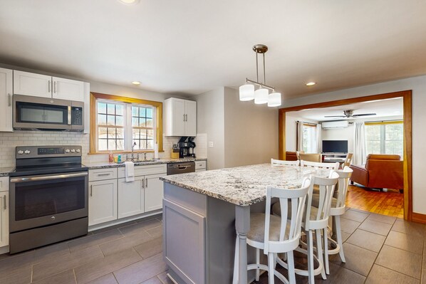 Fridge, microwave, oven, stovetop - Walk-to-town house, one-mile from Okemo Resort, a/c, w/d, wifi, yard, deck (Ludlow)