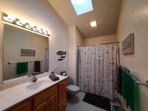 Dusche, Whirlpool, Handtücher, Seife