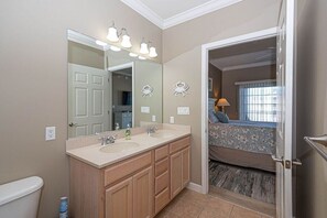 Een bubbelbad, een haardroger, handdoeken, zeep