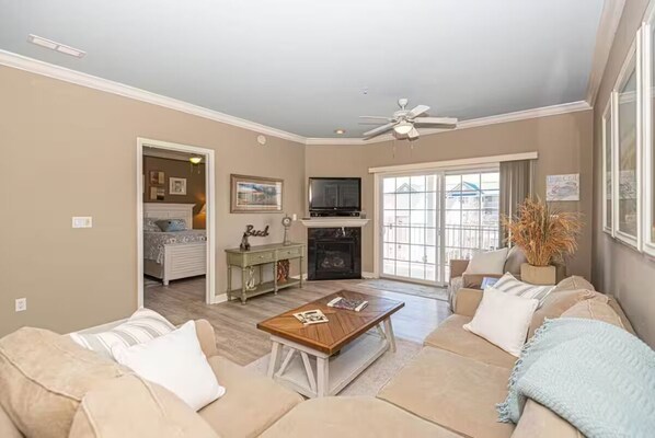 Living area - Luxury three-bedroom, sophisticated decor with free Wi-Fi located downtown (Ocean City)