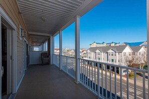 Property grounds - Luxury three-bedroom, sophisticated decor with free Wi-Fi located downtown (Ocean City)