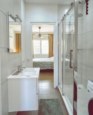 Dusche, Handtücher, Toilettenpapier