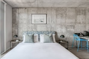 Desk, iron/ironing board, travel crib, WiFi - CW Studio Sky Lounge Rooftop Pool Gym I (Minneapolis)