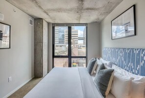 2 slaapkamers, een bureau, een strijkplank/strijkijzer, reisbedje