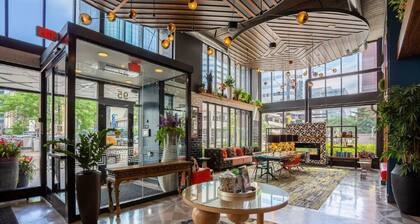 CW 2BR Sky Lounge Rooftop Pool Gym 1120 NEW B