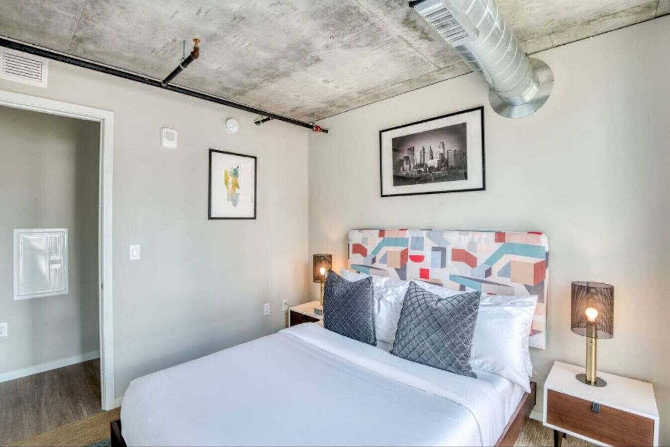 2 chambres, bureau, fer et planche à repasser, lit parapluie