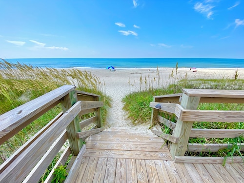 Enchanting studio with Ocean View, AC, WiFi, pool, mere steps to the sand